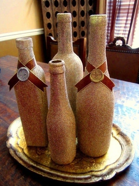 https://e3g29r9p2gd.exactdn.com/wp-content/uploads/2012/12/DIY-Christmas-Wine-Bottles-Centerpiece.jpg?strip=all&lossy=1&resize=530%2C706